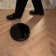 Robot aspirador fregando suelo de madera en un salón moderno, imagen para Dreame L10s Ultra Gen 2: análisis y opiniones reales