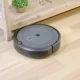 Robot aspirador y friegasuelos iRobot Roomba Combo Essential: guía real — Roomba Combo en acción limpiando un suelo de madera junto a un sofá con el pad de fregado visible.
