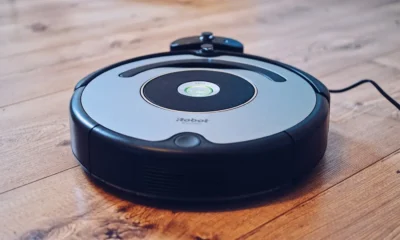 Robot aspirador y fregasuelos limpiando el suelo de una casa moderna, imagen para el artículo mejor robot aspirador y fregasuelos 2025.