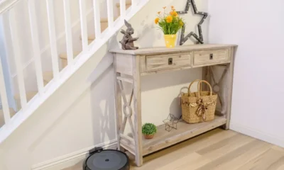 Robot aspirador que sube escaleras mediante una plataforma de orugas en una vivienda