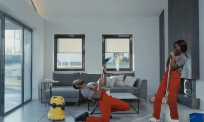 Robot aspirador en una casa moderna con base de carga, ideal para ilustrar el mejor robot aspirador gama alta y la comodidad doméstica.