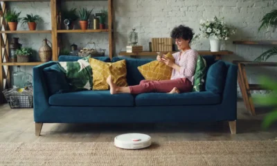 Robot aspirador Ambiano Aldi: opiniones, precio y análisis real — robot aspirador en un salón moderno sobre suelo de madera limpiando junto a un sofá