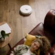 Robot aspirador barato y bueno limpiando el suelo de un salón moderno en una vivienda real
