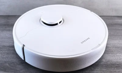 Robot aspirador Lidl a 59 euros: precio, funciones y claves — robot aspirador en un salón sobre suelo de madera con etiqueta de precio de 59€ junto a un mando y un smartphone.