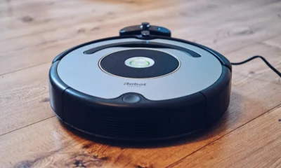 Robot aspirador en una casa moderna, electrodomésticos raros