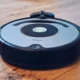 Robot aspirador en una casa moderna, electrodomésticos raros