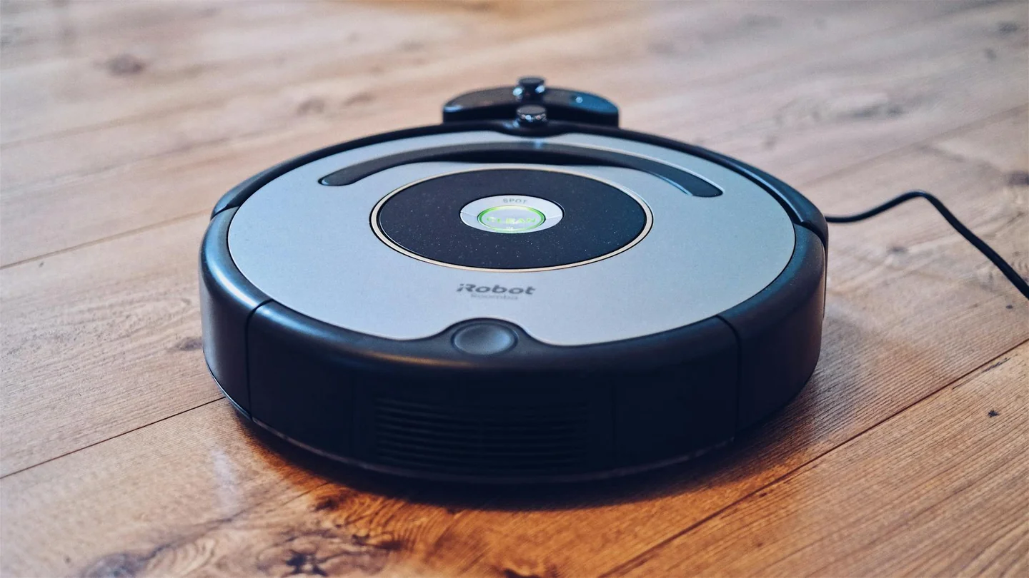 Robot aspirador en una casa moderna, electrodomésticos raros