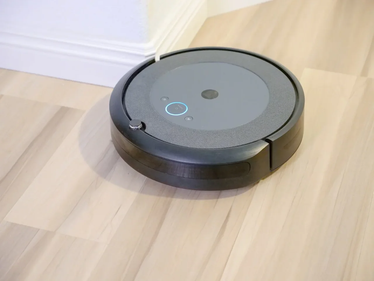 Robot aspirador y friegasuelos iRobot Roomba Combo Essential limpiando el suelo de una casa moderna