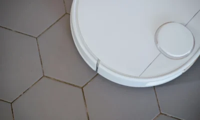 Aspirador robot con vapor limpiando el suelo de una cocina moderna