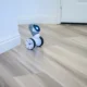 Prototipo del robot aspirador Roborock Saros Rover subiendo una escalera
