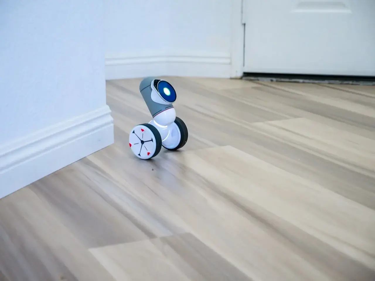 Prototipo del robot aspirador Roborock Saros Rover subiendo una escalera
