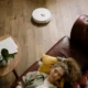 Foto de un Roomba mostrando error carga 11 Roomba durante la reparación de la batería