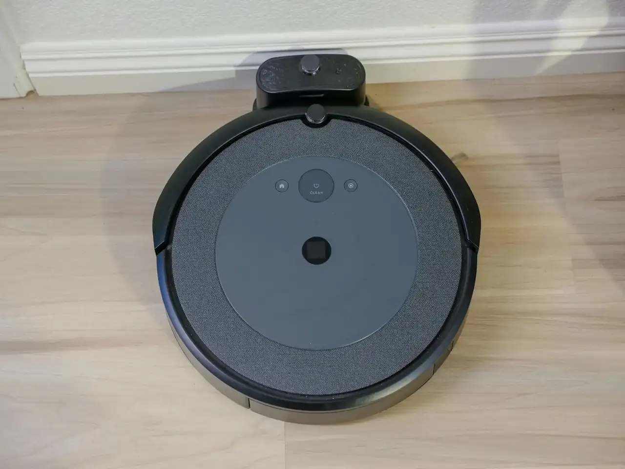 Foto de Roomba en la base de carga, mostrando Error 3 iRobot Roomba durante la carga