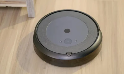 Foto de Roomba en la base de carga mostrando el Error de carga 8 Roomba en un hogar.