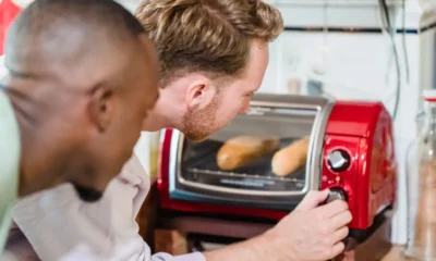Tostadora Russell Hobbs Adventure de 2 ranuras largas y anchas sobre una encimera moderna, con dos bagels asomando mientras se tuestan — Russell Hobbs Adventure 2 ranuras largas y anchas: guía completa