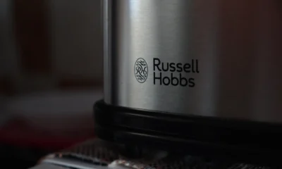 Dos tostadoras Russell Hobbs comparadas en una encimera de cocina con etiquetas de precio y rebanadas tostadas — Tostadora de pan Russell Hobbs: modelos, precios y claves de compra