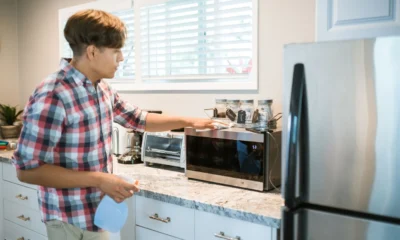 Horno de cocina con pirólisis horno en verano durante un ciclo de autolimpieza en una cocina doméstica