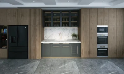 Cocina moderna con nevera y congelador vertical separados integrados junto a los muebles, mostrando una solución de almacenamiento amplia y ordenada.