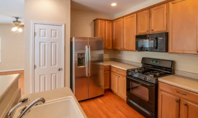 Frigorifico 1 puerta sin congelador en una cocina moderna con un frigorífico alto y espacioso.