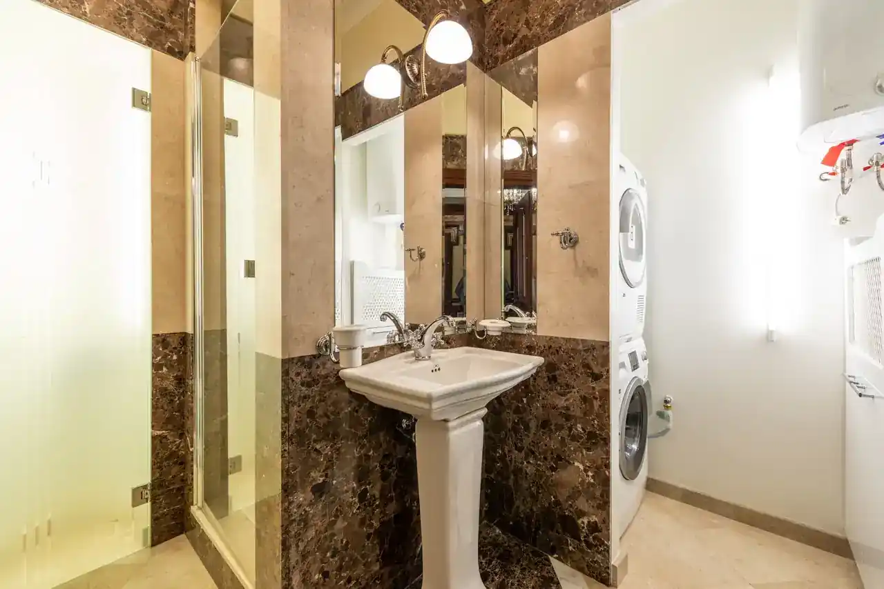 Lavadero compacto con lavadora y secadora en un piso pequeño, ideal para ilustrar dónde poner secadora en piso pequeño.
