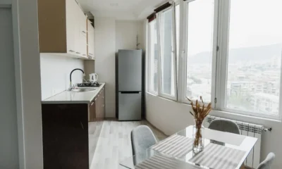 Nevera pequeña con congelador Carrefour en una cocina de apartamento moderno, mostrando un frigorífico compacto útil para espacios reducidos.