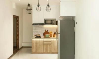 Nevera para segunda residencia en una cocina pequeña y funcional