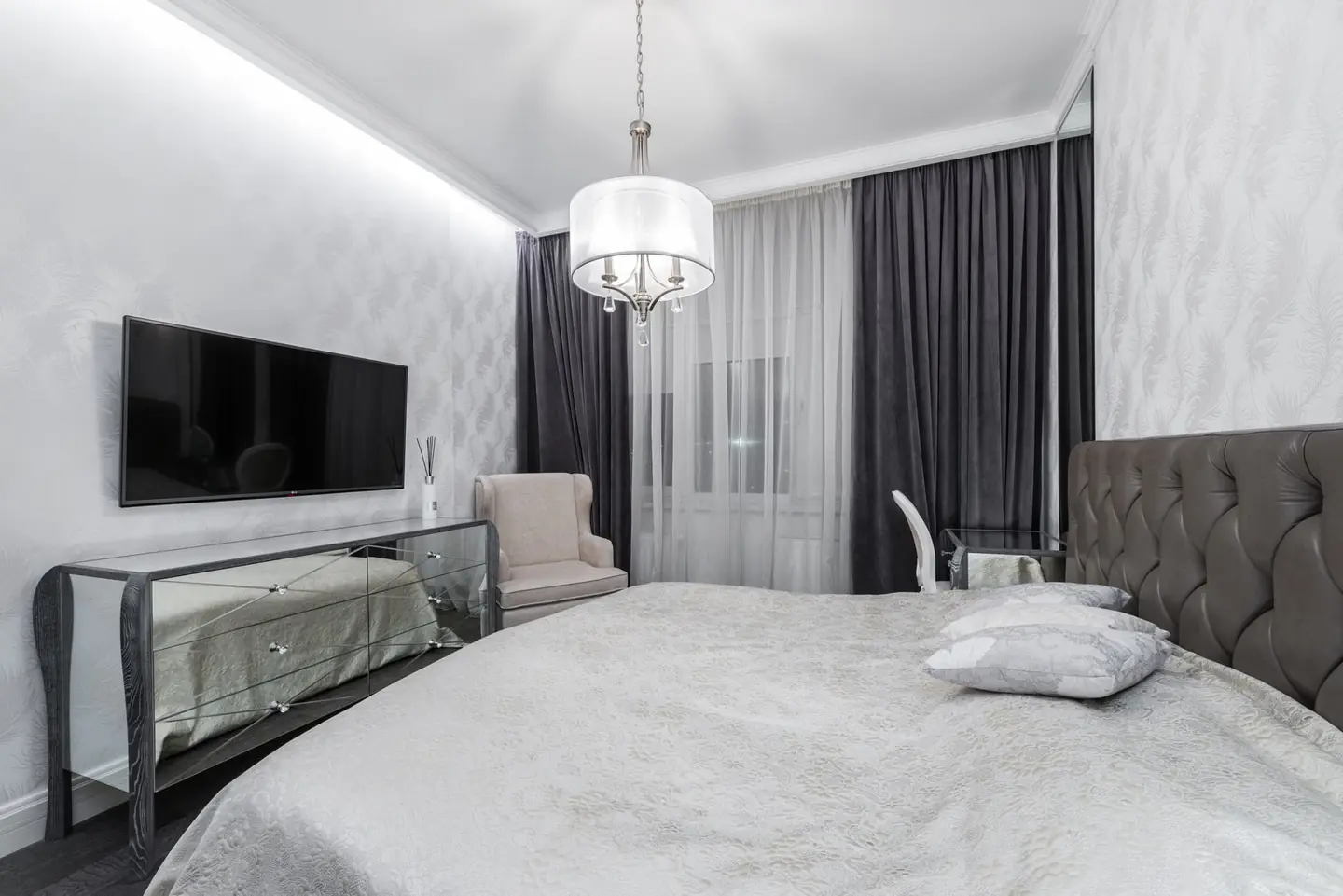 Televisor 32 pulgadas smart TV en un dormitorio moderno sobre una cómoda, ideal para ilustrar una guía de compra.