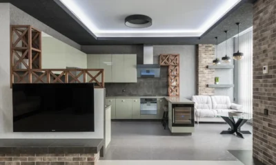 Televisor 24 pulgadas smart tv sobre la encimera de una cocina moderna, ideal para ilustrar su uso en espacios pequeños.