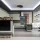 Televisor 24 pulgadas smart tv sobre la encimera de una cocina moderna, ideal para ilustrar su uso en espacios pequeños.