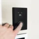 Termo electrico wifi bajo consumo instalado en la pared y controlado desde un teléfono móvil