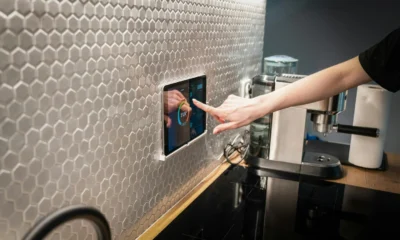Imagen de un frigorífico inteligente con pantalla táctil, ilustrando electrodomésticos curiosos
