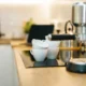 Cocina moderna con electrodomésticos inteligentes conectados, futuro de los electrodomésticos