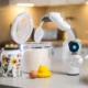 Robot de cocina Taurus Mycook Next en una cocina moderna, con pantalla táctil y accesorios listos para preparar una receta