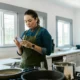 Cocina inteligente con electrodomésticos del futuro conectados a una app, destacando control por teléfono.