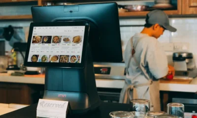 Mycook Next de Taurus: análisis, funciones y precio en 2026 — Mycook Next sobre una encimera moderna con la pantalla táctil iluminada y una mano interactuando, rodeada de ingredientes frescos.
