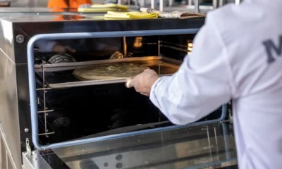 Horno inteligente con cámara identificando una pizza, ejemplo de cómo funcionan los hornos que reconocen alimentos solos.