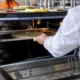 Horno inteligente con cámara identificando una pizza, ejemplo de cómo funcionan los hornos que reconocen alimentos solos.