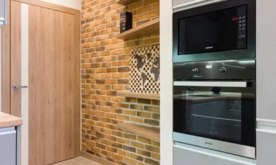 Horno con camara interior inteligente en una cocina moderna, con pantalla táctil y control conectado.