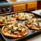 Horno inteligente con camara interior mostrando una pizza en la bandeja durante la cocción