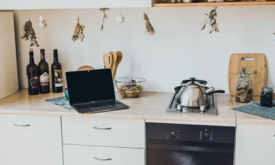 Enchufe inteligente electrodomésticos en una cocina moderna con control doméstico desde el móvil