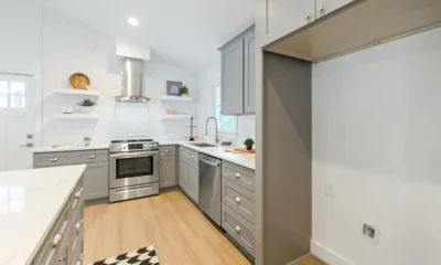 Nevera inteligente en una cocina moderna