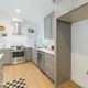 Nevera inteligente en una cocina moderna
