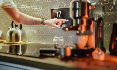 Imagen que ilustra la evolución de los refrigeradores, mostrando un refrigerador inteligente con pantalla táctil en una cocina moderna.