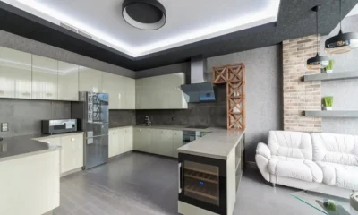 Frigorífico inteligente con pantalla táctil en una cocina moderna, ideal para ilustrar electrodomesticos compatibles con google gemini.