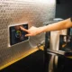 Frigorifico samsung ai vision en una cocina moderna, con pantalla táctil y cámara interior para gestionar alimentos.