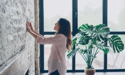 Termostato inteligente wifi instalado en la pared de una casa moderna