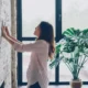 Termostato inteligente wifi instalado en la pared de una casa moderna