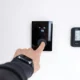Termostato inteligente en la pared para ahorro de energía en casa