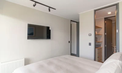 Televisor smart tv samsung 32 instalado en una pared de un dormitorio moderno y compacto