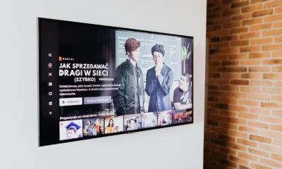 Como ver agile tv en dos televisores en un salón con smart TV y decodificador, mostrando una instalación doméstica sencilla y práctica.